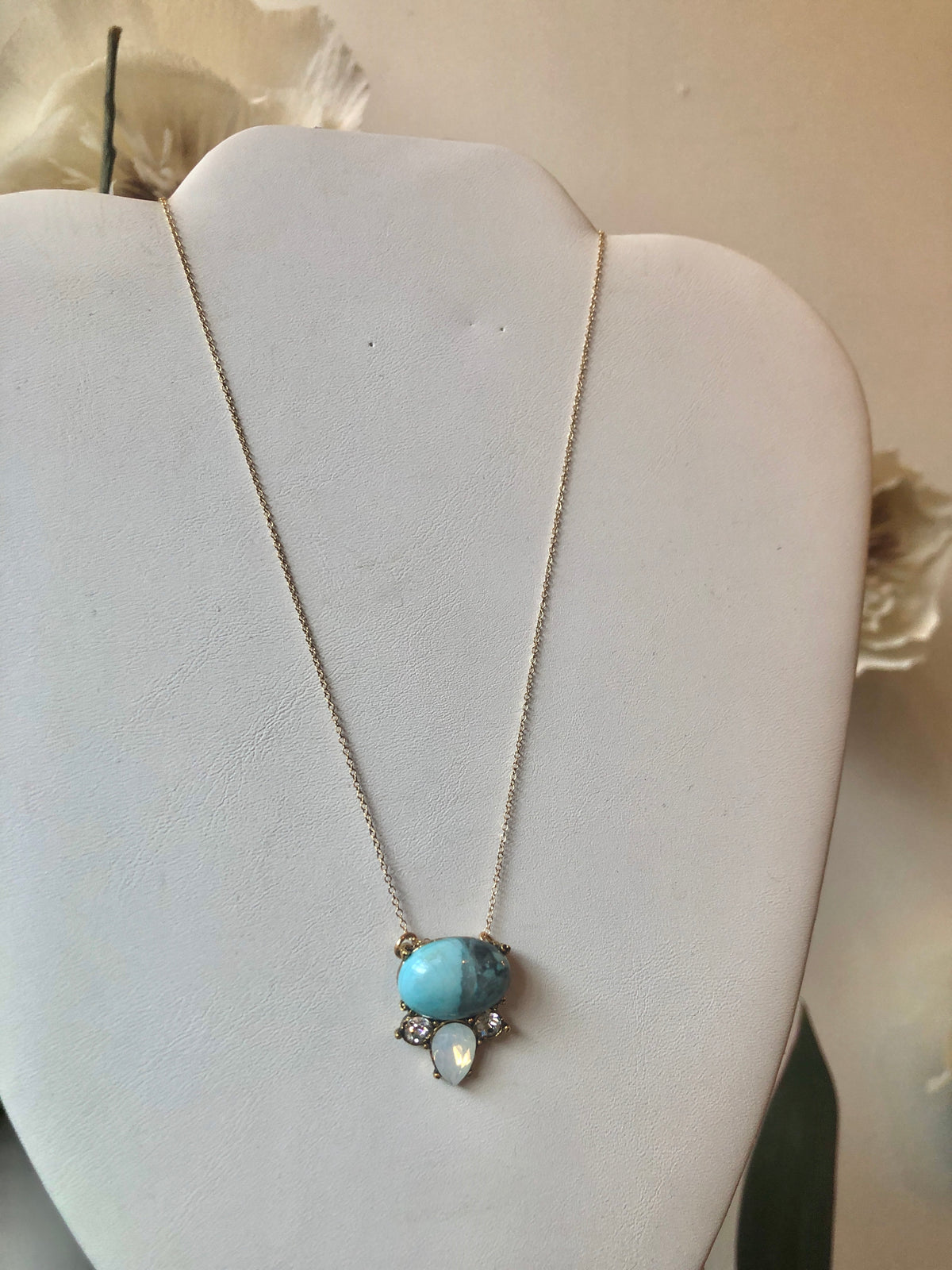 Nuance Emanuel Arch Necklace Turquoise Howlite